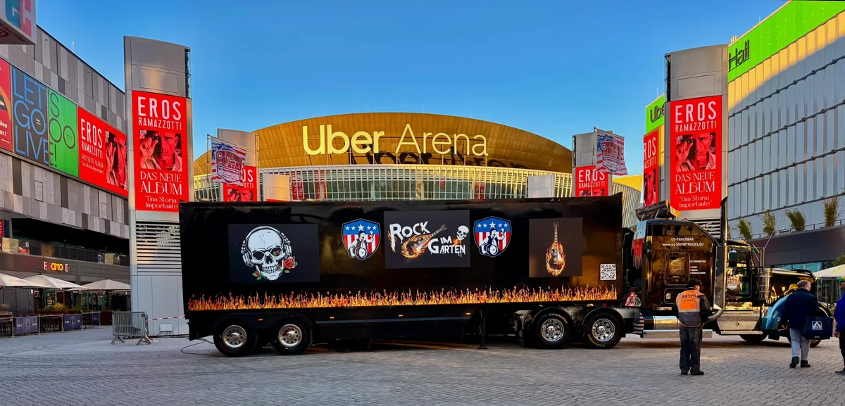 Der Showtrailer vor der Uber Arena in Berlin