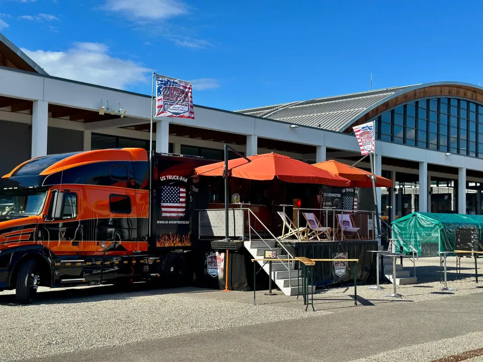 Bar und Lounge des Showtrucks auf dem Messegelände Friedrichshafen