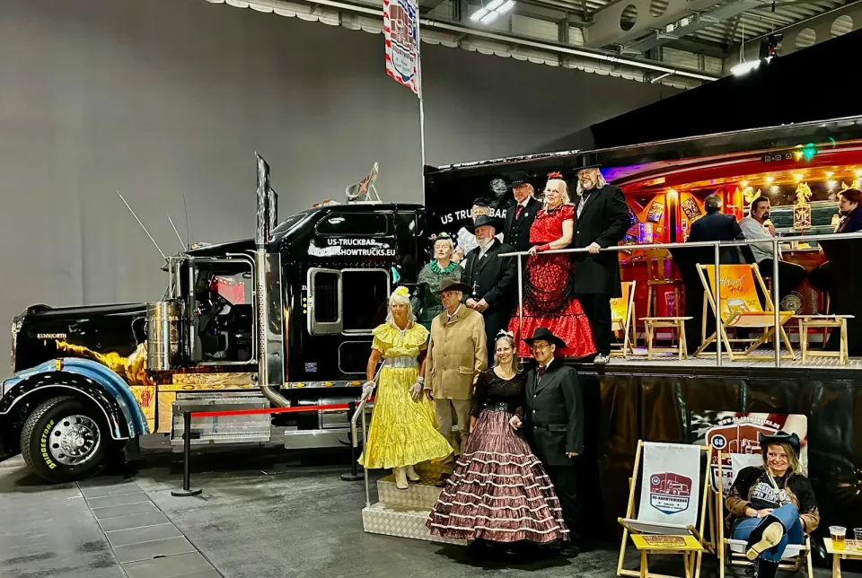 Messestand mit Truck-Bar und Kostümen auf der Country-Messe Erfurt