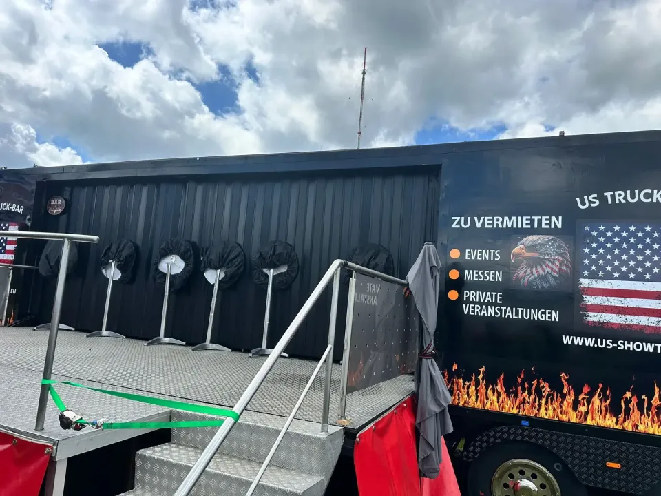 Geöffnete US Truck-Bar mit Treppe und Flammendekor am Trailer