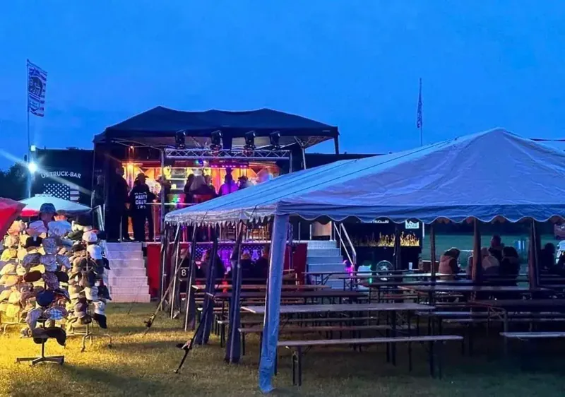 Abendstimmung an der Showbühne mit Publikum und Zeltdach