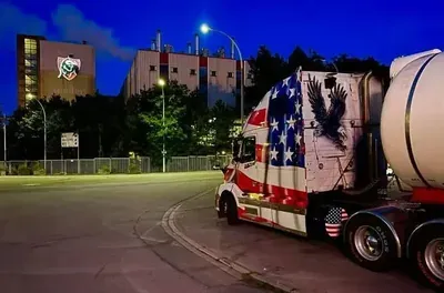 Der Truck in der Dämmerung vor einem Gebäude in Liège
