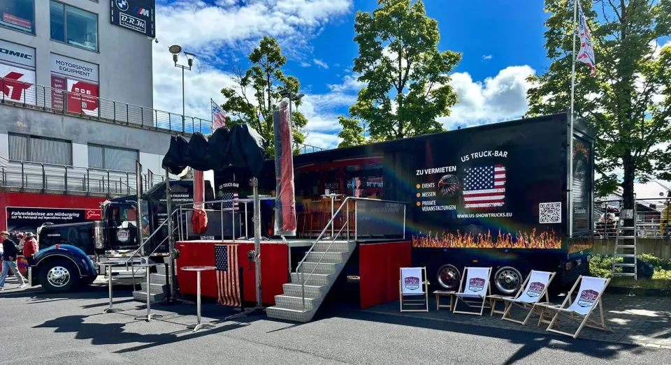 US Truck-Bar mit Sitzgelegenheiten auf dem Fahrerlagergelände