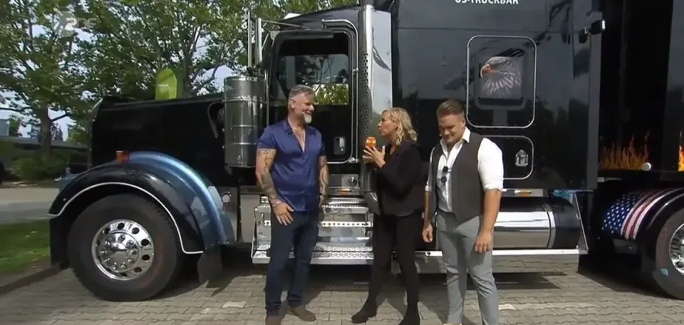 Team vor der Zugmaschine des Showtrucks
