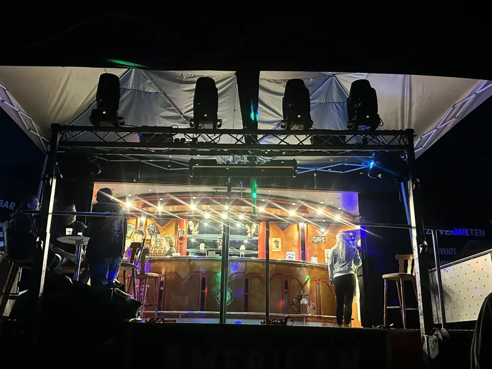 Die Showbühne bei Nacht mit Traversen und Lichttechnik